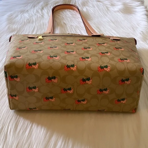 NWT💃Coach Gallery Tote In Signature Canvas With Strawberry Print - Picture 4 of 12